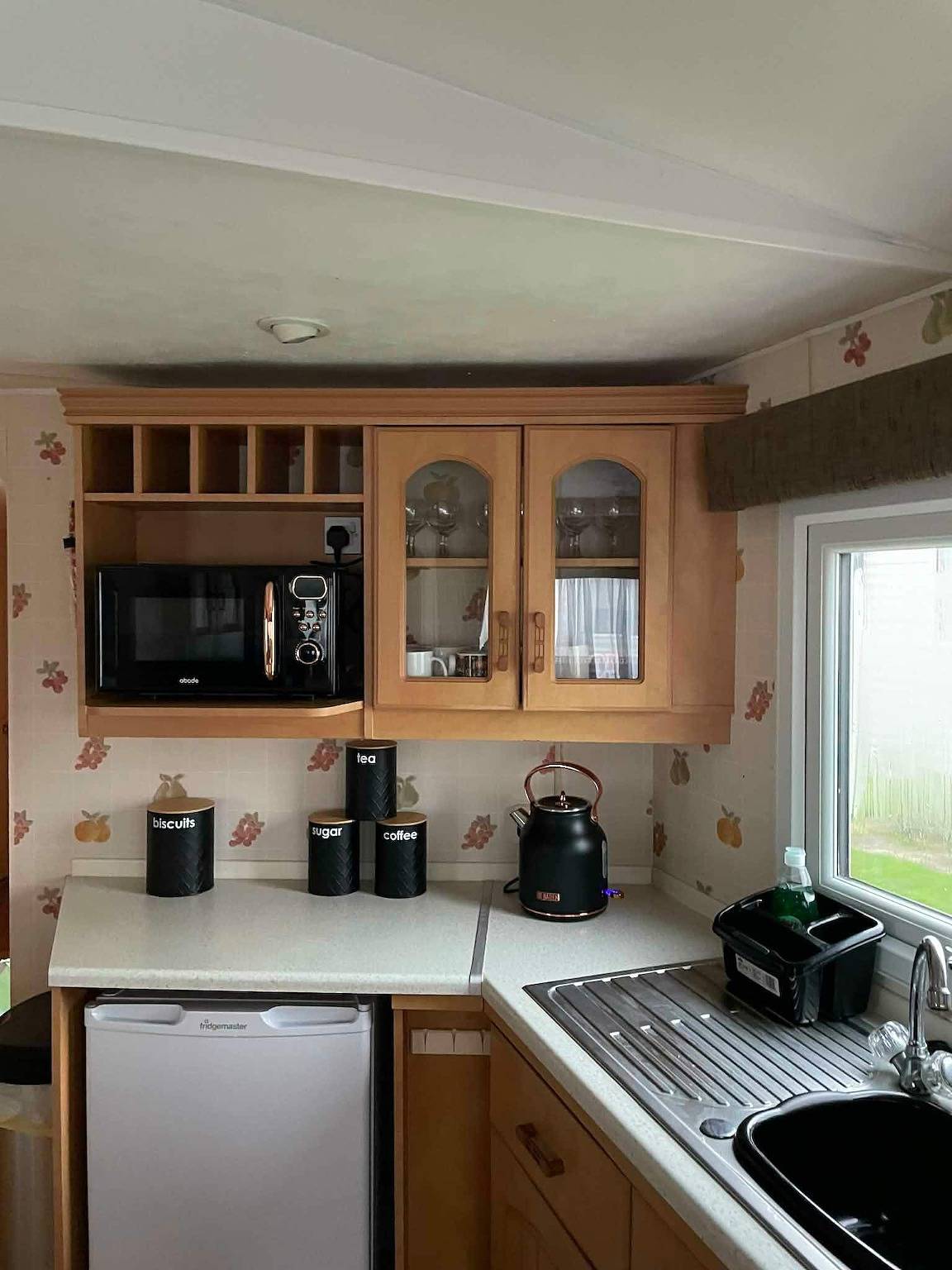 Coastfield Park 3-Bed Cabin Sleeps 8 w/ Parking in Ingoldmells, Lincolnshire