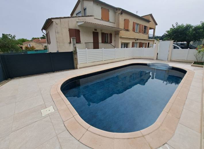 Gîte pour 6 personnes, avec terrasse ainsi que jardin et piscine à Lézan