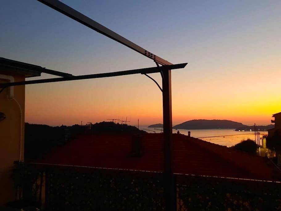 Ganze Wohnung, "Brezza Marina" con terrazza vista mare in Pitelli, La Spezia