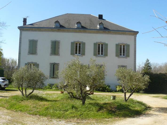 Chambre d’hôte pour 3 personnes, avec Terrasse et Jardin ainsi que Piscine et Vue dans Pont De Bezergue