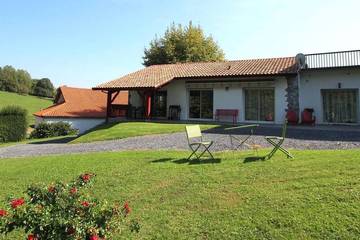 Gîte pour 6 personnes, avec jardin à Saint-Esteben
