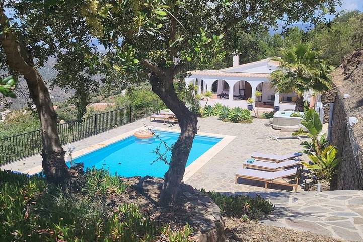 Ferienhaus für 5 Personen, mit Garten und Whirlpool in Sayalonga