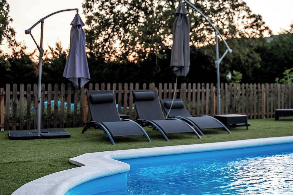 Large house with swimming pool and barbecue in the mountains, dogs allowed. in Harana, Cordillera Cantábrica