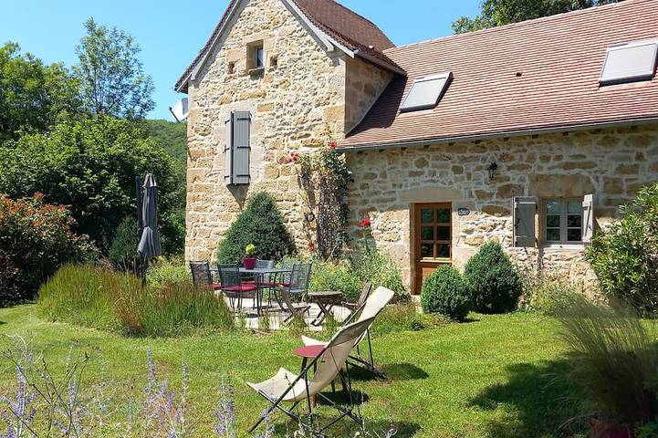 Gîte pour 5 personnes, avec Terrasse ainsi que Jardin et Piscine
