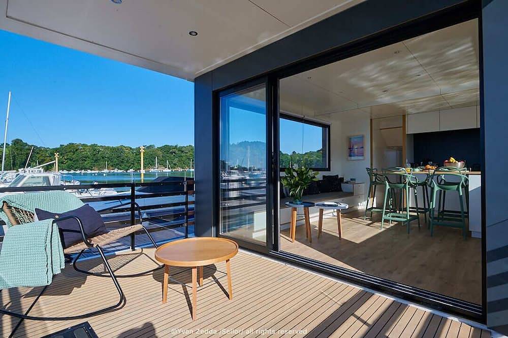 A lodge boat at Guidel-Plages marina in Guidel, Lorient und Umgebung