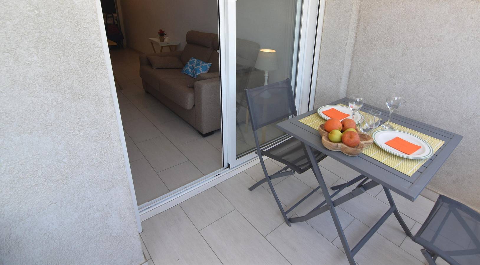 Entire studio, Temporary rental - This charming renovated studio in Roses offers modern comfort and a terrace, ideal for a quiet vacation near the beach. in Santa Margarida, Roses