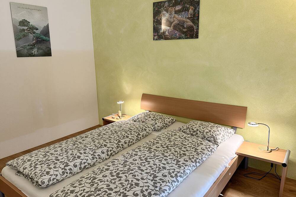 Grosszügiges Ferienhaus mit Panorama-Glaspool und Jacuzzi mit spektakulärem Seeb in Minusio, Tessiner Alpen