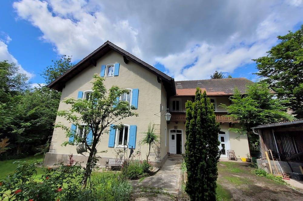 Ganze Wohnung, Zentral und ruhig gelegene alte Villa in Maxhütte-Haidhof, Ostbayern