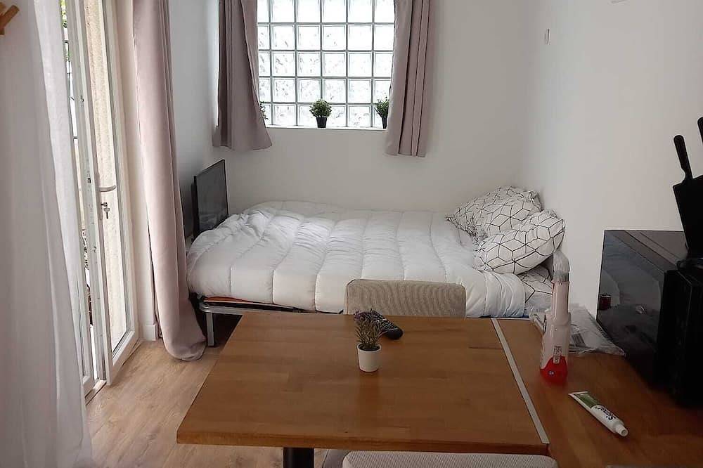 Entire apartment, Studio avec terrasse Paris Sud in Villejuif, Val-de-Marne