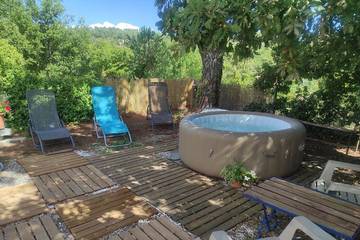 Gîte pour 8 personnes, avec jardin ainsi que jacuzzi et terrasse à La Verdière