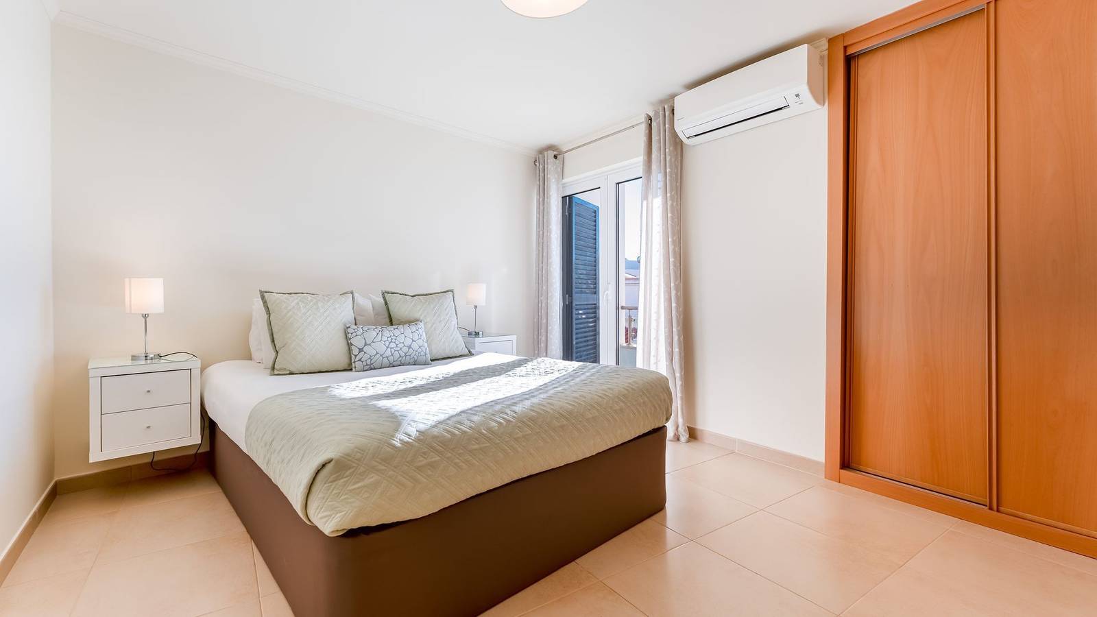 Modern 3 Bdr Duplex House W/ Terrace by Lovelystay in Armação de Pêra (costa), Armação de Pêra
