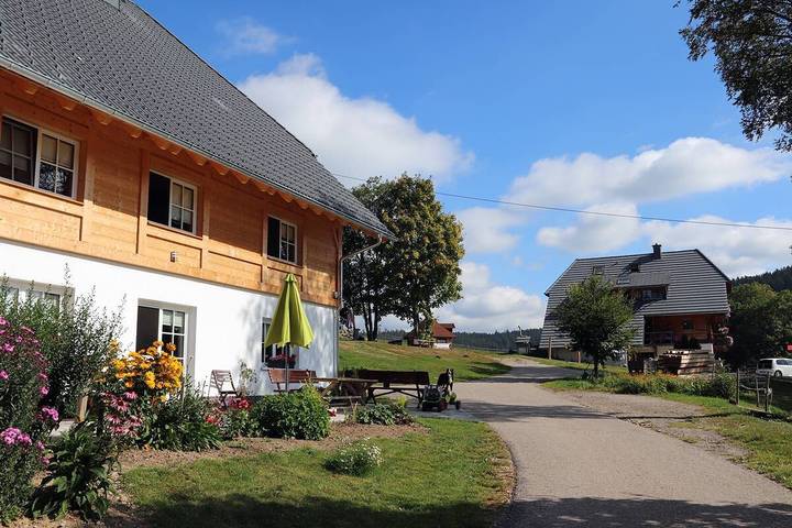 Apartamento entero, Apartamento 'Ferienwohnung Schneeflocke, 60 Qm' con vistas a la montaña, jardín compartido y balcón in Titisee-Neustadt, Selva Negra (zona sur)