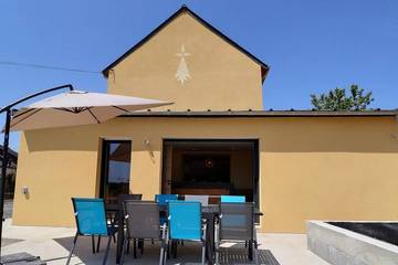 Location de vacances pour 8 personnes, avec terrasse ainsi que jacuzzi et jardin à Iffendic