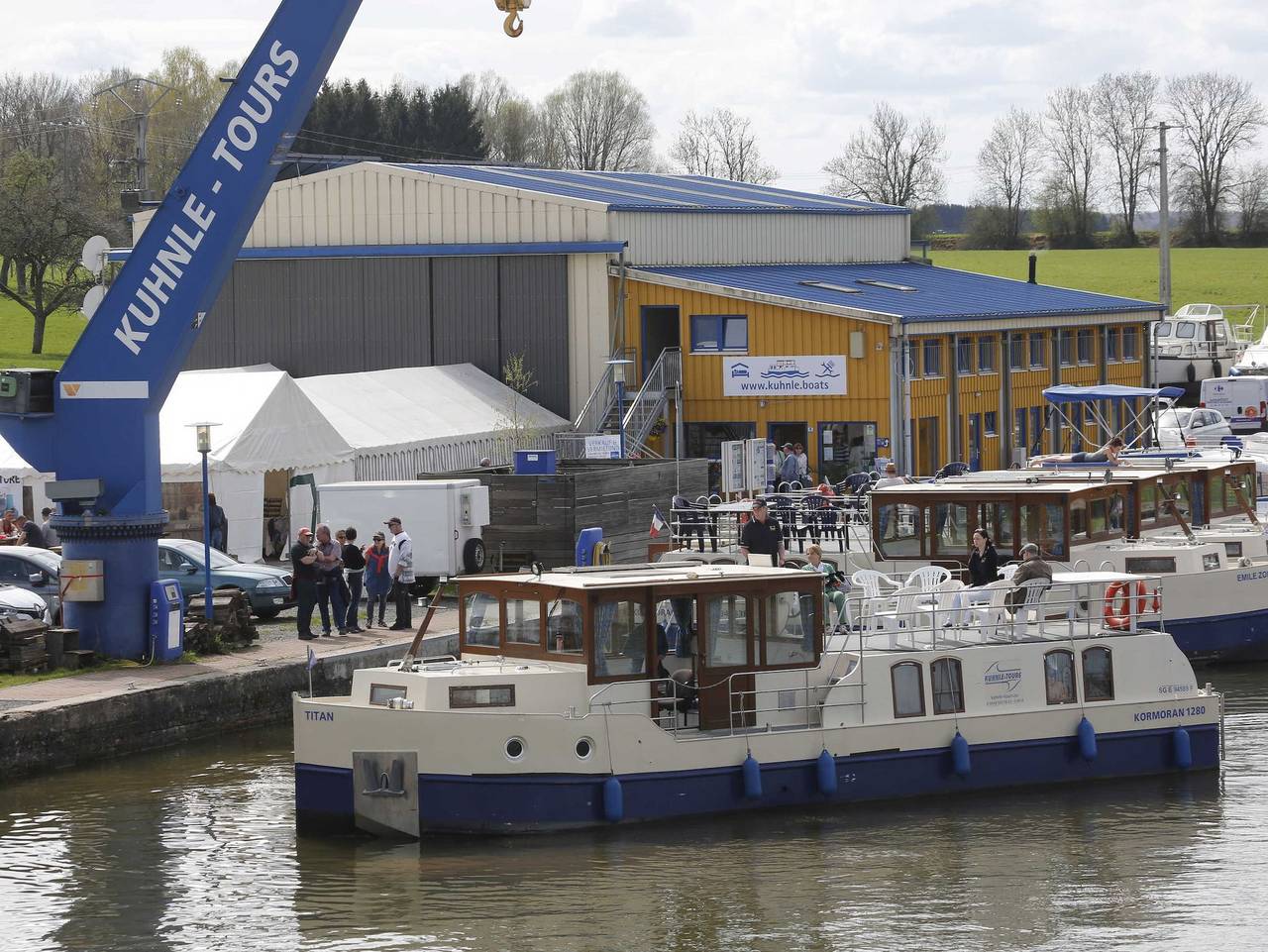 Houseboats at Niderviller Marina by Kuhnle-Tours - Kormoran 940 - führerscheinfreies Hausboot in Niderviller, Saarburg (Frankreich)