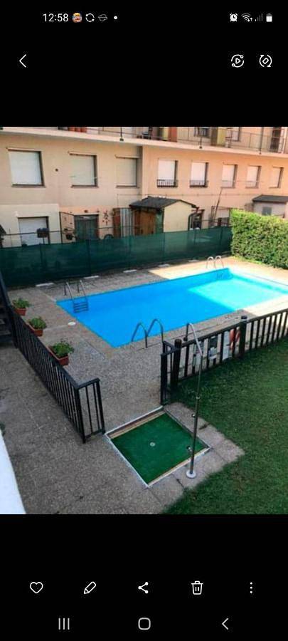 Casa de huéspuedes para 2 personas, con jardín además de piscina y balcón en Provincia de Huesca