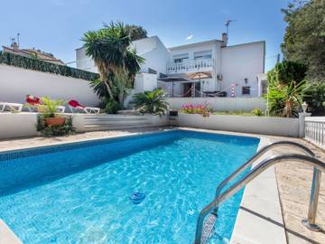 Location de vacances pour 9 personnes, avec terrasse et jardin à L'Ametlla de Mar
