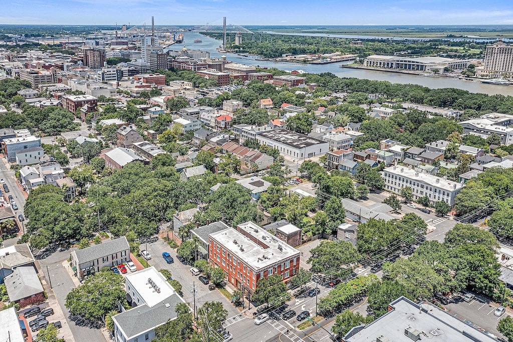 Ganze Wohnung, Charming Retreat Off Greene Square Close to River by Lucky Savannah in Savannah, Chatham County