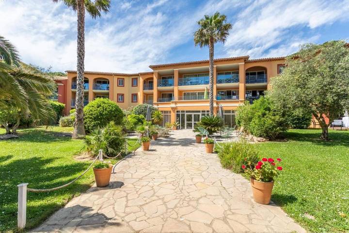 Appart’hôtel pour 4 personnes, avec Balcon et Terrasse ainsi que Jardin et Piscine