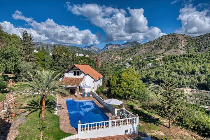 Alojamiento y desayuno para 4 personas, con Terraza y Jardín además de Piscina y Vistas en Frigiliana