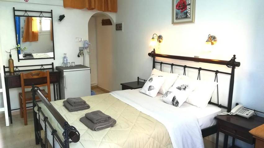 Location de vacances pour 6 personnes, avec piscine et jardin ainsi que jacuzzi et bassin pour enfant à Perissa - 4