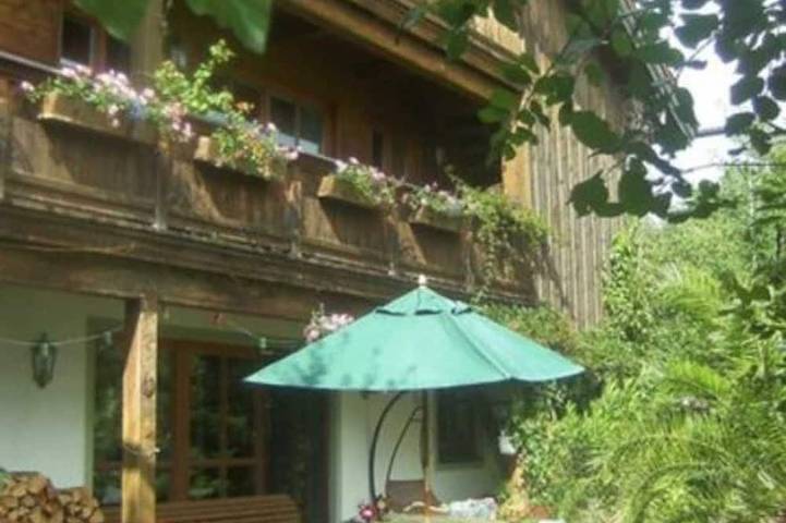 Ferienwohnung für 10 Personen, mit Balkon und Garten sowie Sauna in Holzkirchen