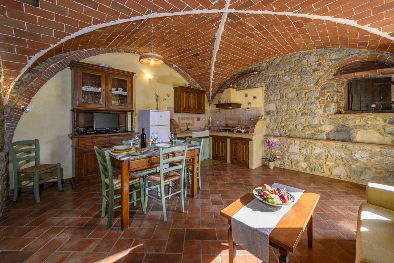 Entire apartment, Apartment 'Il Trinciatoio' with Shared Pool, Private Garden and Wi-Fi in Pomarance, Riserva Naturale di Monterufoli