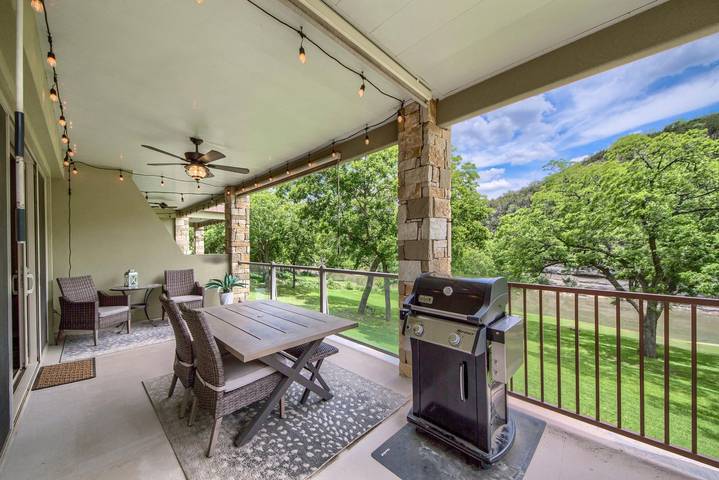Vacation apartment for 6 people, with pool and balcony, kid friendly in Texas Hill Country
