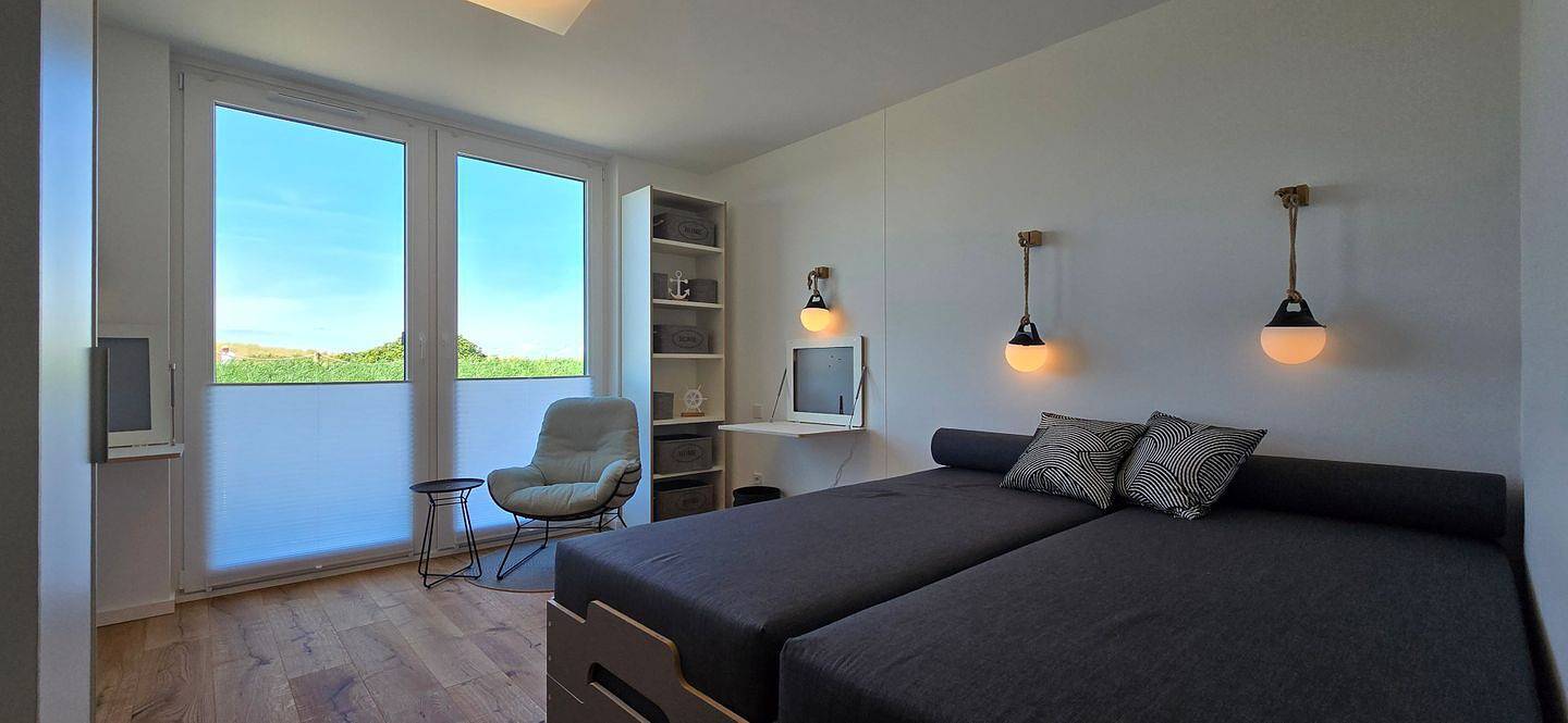 Appartement entier, Die großzügige Ferienwohnung i10 in Graal-Müritz bietet auf 74 m² Platz für bis zu sechs Personen. Sie verfügt über ein Schlafzimmer, ein modernes Bad, eine offene Küche sowie eine überdachte Terrasse. Zur Ausstattung zählen zwei Fernseher, Fußbodenheizung, Waschmaschine, Trockner, Privatparkplatz und Wlan. Die Unterkunft liegt in erster Reihe am Strand und ist kinderfreundlich sowie barrierearm dank Aufzug und ebenerdigem Zugang. in Graal-Müritz, Rostock et ses environs