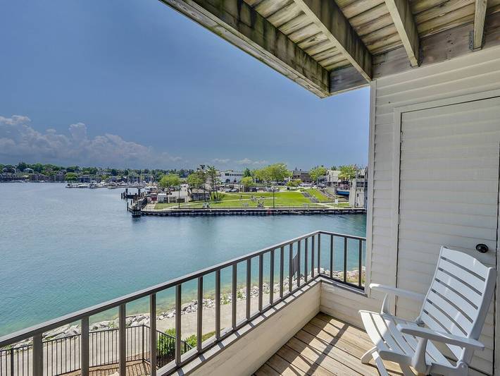 Vacation rental for 4 people, with sauna and hot tub as well as balcony and pool in Charlevoix