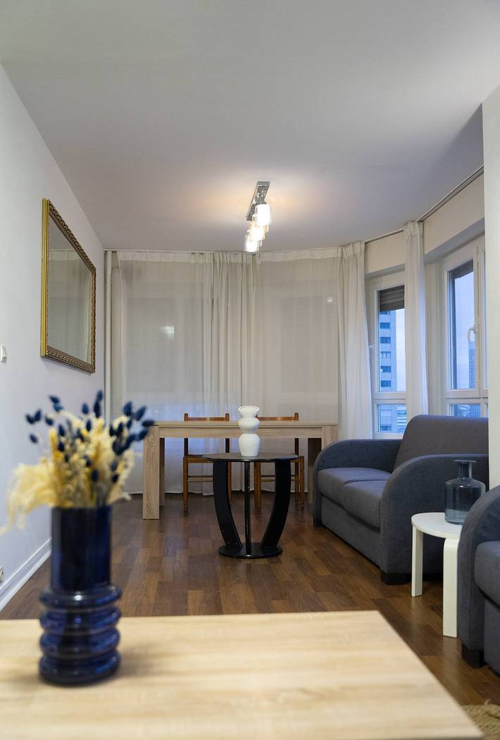 Appartement entier, Appartement avec vue sur Paris et accès direct pour 10 personnes in Courbevoie, Hauts-de-Seine