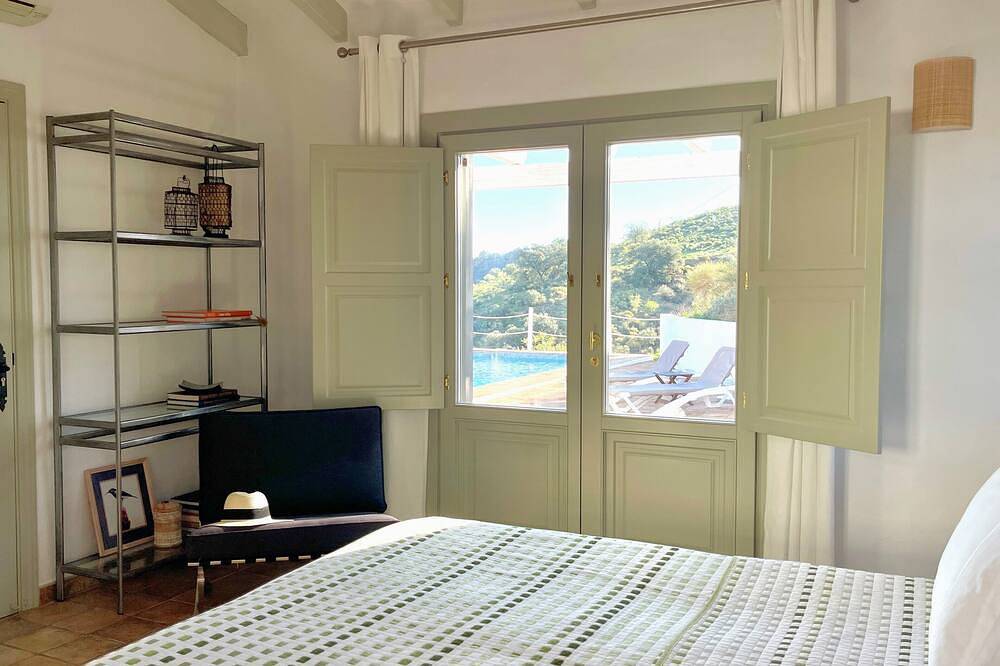 Andalusian private villa with pool and Views, A/C & Wifi in Guaro, Sierra de las Nieves