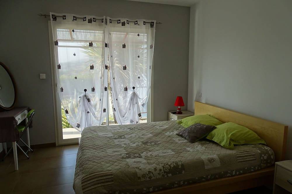 Soleil single-storey villa with 8/4 saltwater swimming pool, secure, fenced garden in Lagorce, Ardèche