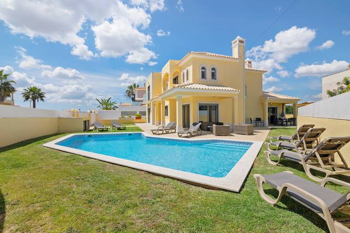 Casa de vacaciones para 8 personas, con balcón y jardín en Guia
