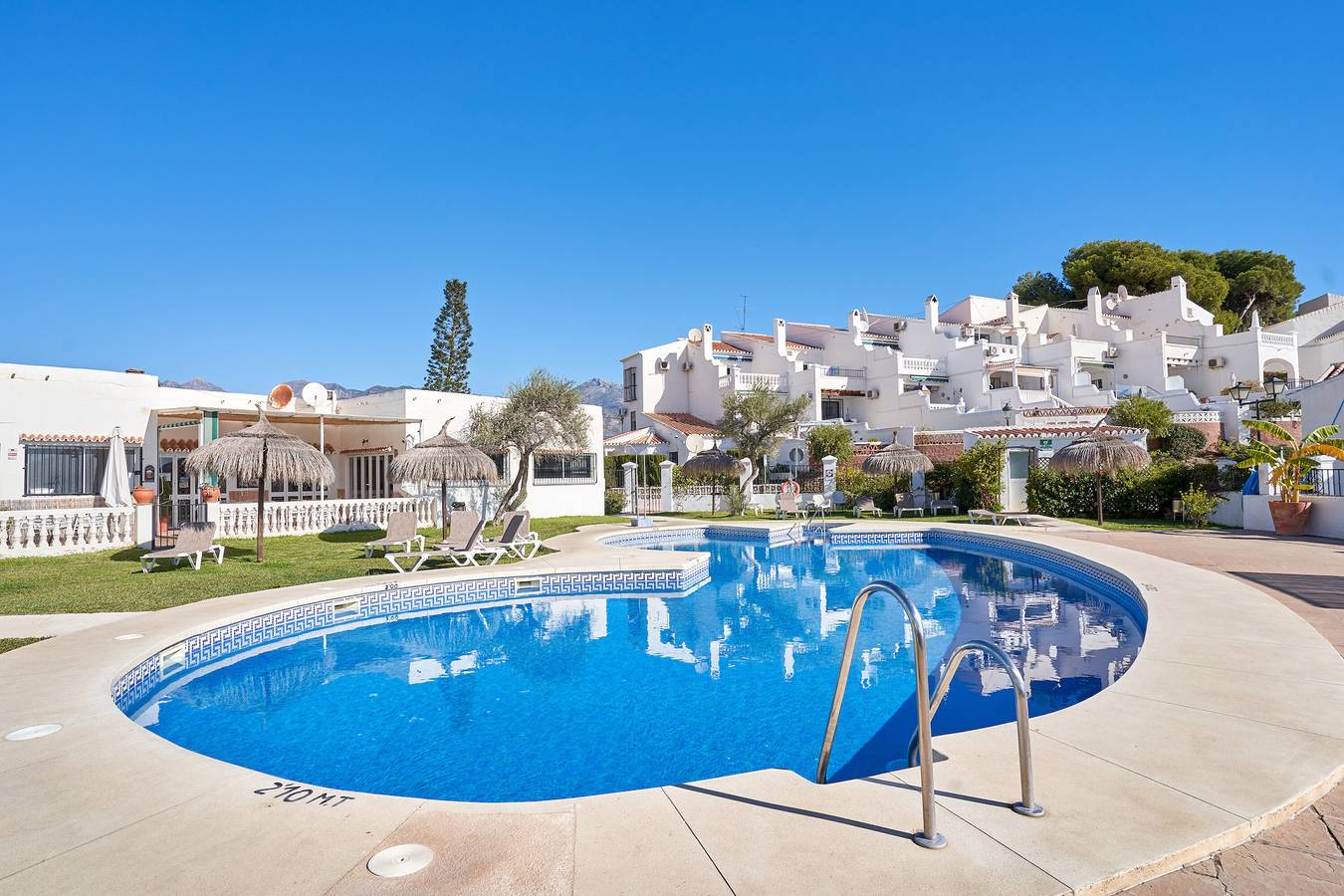 Vakantiehuis 'Casa Andalusia' met Uitzicht op Zee, Wi-Fi en Airconditioning in Verstedelijking Tropicana, Nerja