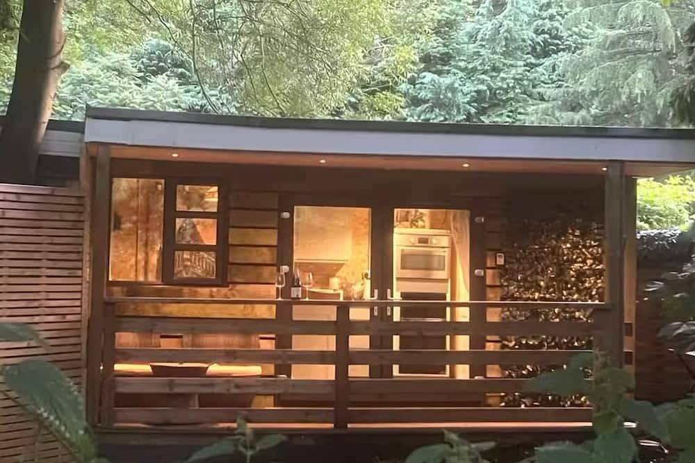 Parry’s hideaway, cosy little cabin by the stream, listening to the birds. in Exmouth, Devon