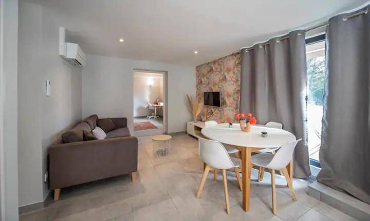 Appartement de vacances pour 3 personnes, avec Terrasse et Jardin ainsi que Piscine et Vue