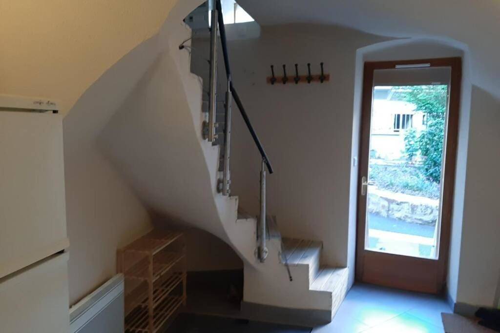 Appartement entier, One-Bedroom Apartment in Vic-le-Comte, Parc Naturel Régional Livradois-Forez