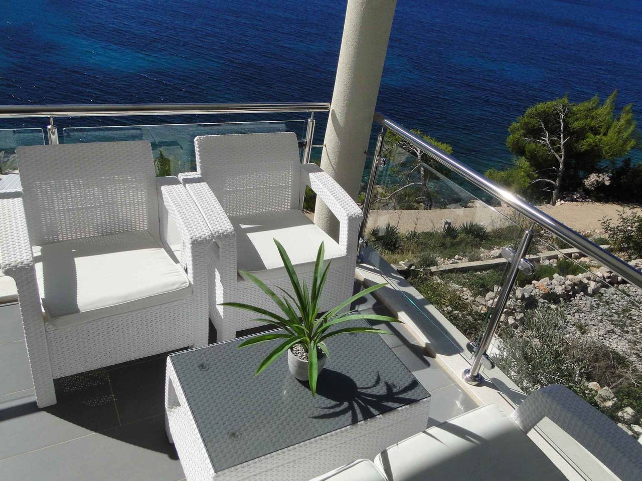 Hel ferieleilighet, Holiday apartment with pool use and sea views in Primosten, Šibenik-Knin