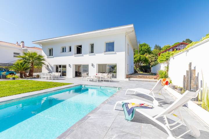 Villa pour 8 personnes, avec Balcon et Terrasse ainsi que Jardin et Piscine à Biarritz