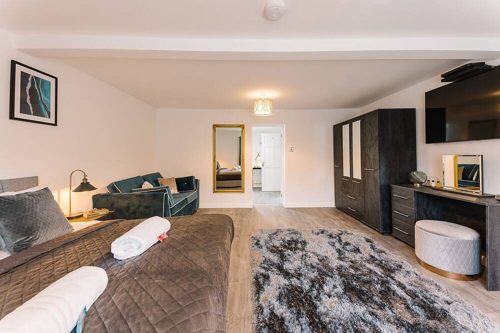 ★Grand & Spectacular 5-bed sleeps 14- centre of Solihull, Nec,Jlr, Resorts World in Solihull, Birmingham Area
