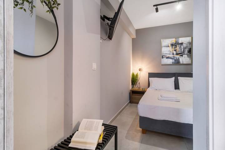 Entire studio, Studio Apartment 'Mella Roa Teal' with Shared Terrace, Wi-Fi and Air Conditioning in Perigiali, Greece