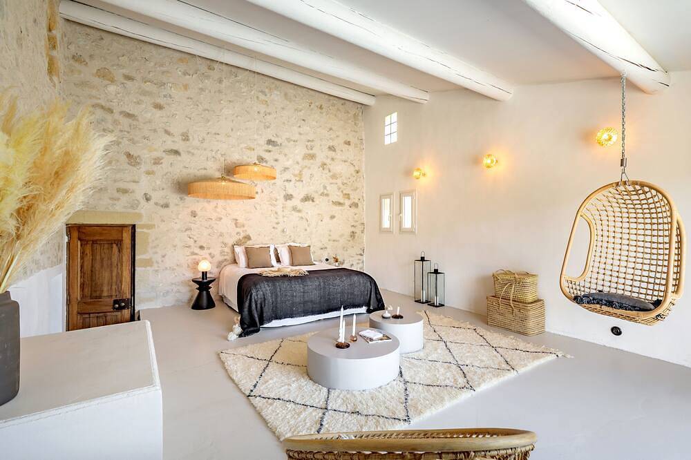 Domaine de la Colline – Provencal Stone House in Luberon with Heated Pool & A/C in Cabrières-d'Aigues, Parc naturel régional du Luberon