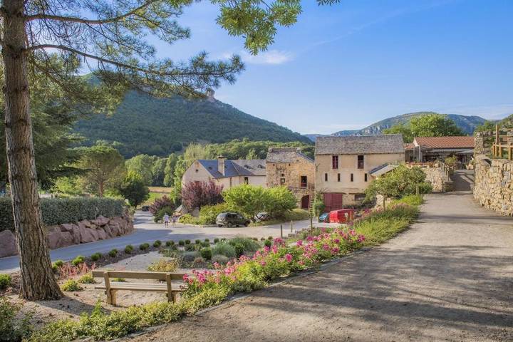 Parc de vacances pour 6 personnes, avec piscine et jardin ainsi que sauna et jacuzzi, adapté aux familles dans l' Aveyron - 2
