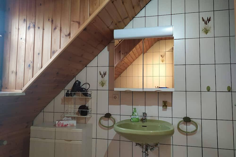 Ganze Wohnung, Schöne und moderne Ferienwohnung im gemütlichen Dachgeschoß! in Klüsserath, Moseleifel