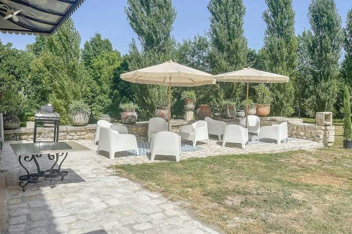 Location de vacances pour 12 personnes, avec Balcon ainsi que Jardin et Piscine à Les Gonds
