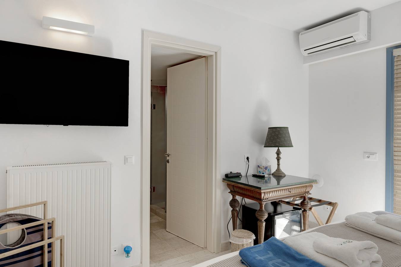 Villa 'Blueros Luxury' with Sea View, Wi-Fi and Air Conditioning in Poseidonia, Syros