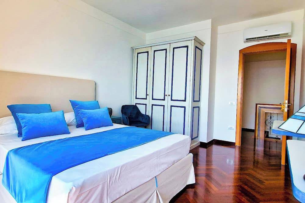 Amalfi Detached Seafront Villa 🏡 Solarium ☀️ Terrace/Bbq ❤️ Walk to Beach 🏖️ in Amalfi, Côte Amalfitaine