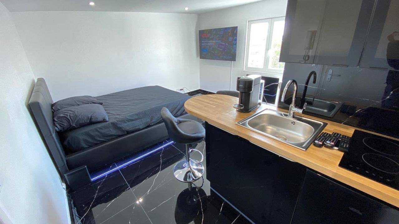 Appartement entier, Bella vita - Studio tout équipé - Tv Netflix - centre ville 100m- Gare 50m - Basilique 200m in Lisieux, Région de Lisieux