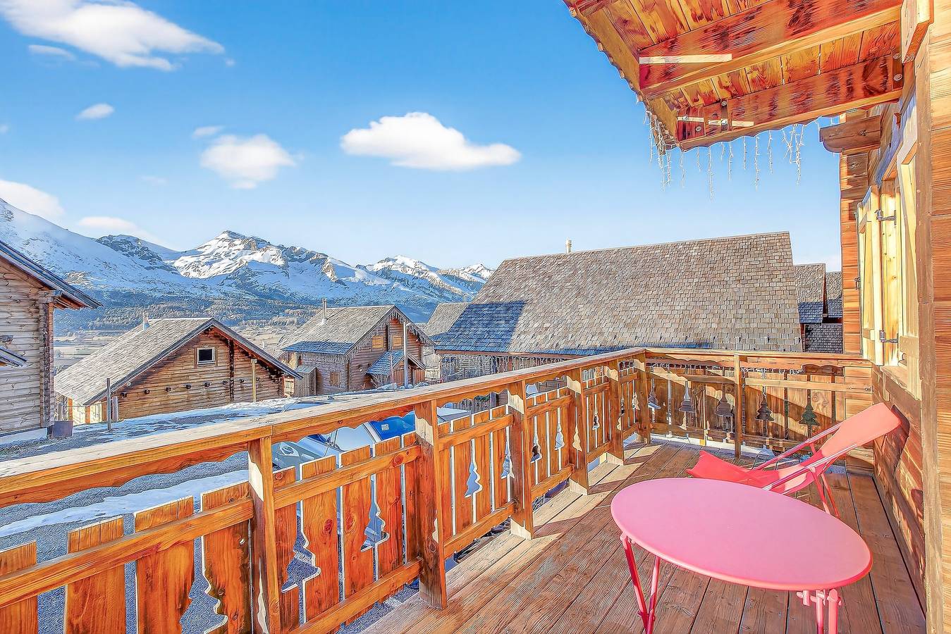 Chalet 'La Montagne Número 10' con vistas a la montaña, piscina y Wi-Fi in La Joue du Loup, Dévoluy (comuna)