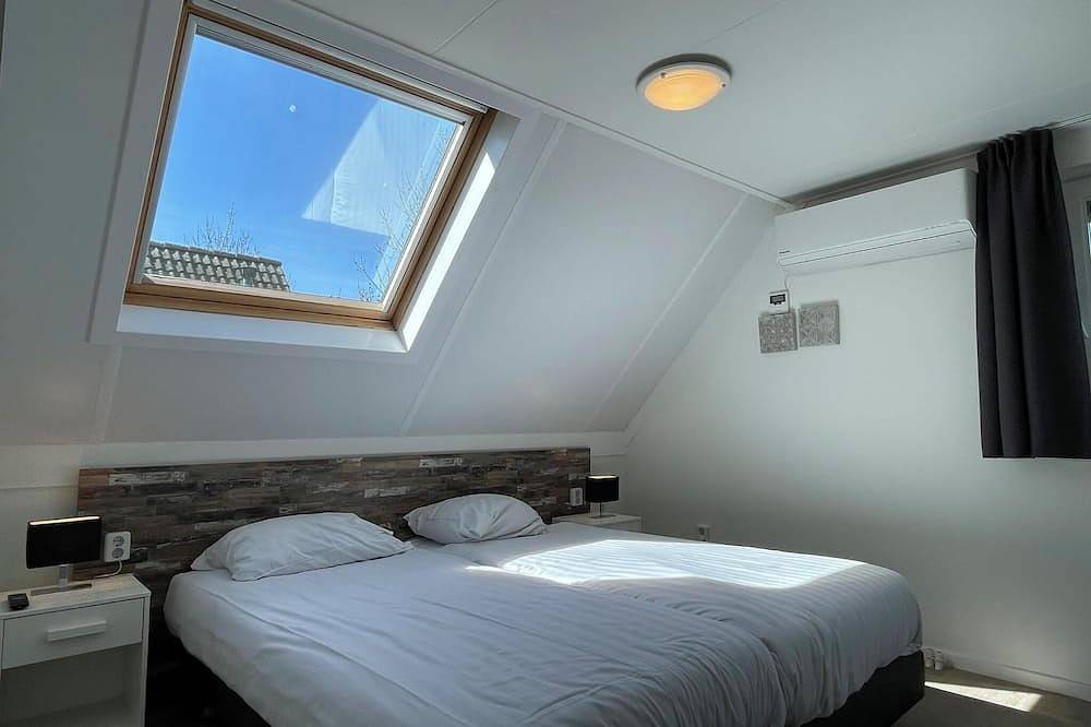 Bungalow with infrared sauna and jacuzzi in the garden in Medemblik, Ijsselmeer